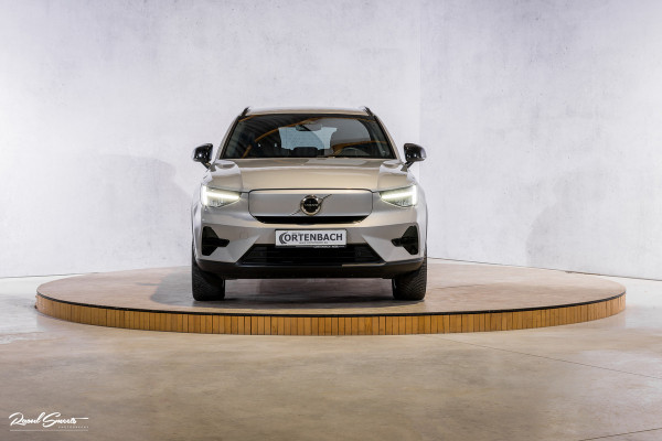 Volvo XC40 Recharge Twin Plus 82 kWh | Zwenkbare trekhaak | Adaptieve cruise | Blis | Full LED |