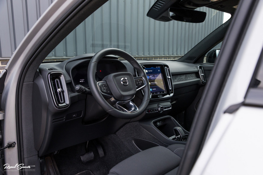 Volvo XC40 Recharge Twin Plus 82 kWh | Zwenkbare trekhaak | Adaptieve cruise | Blis | Full LED |