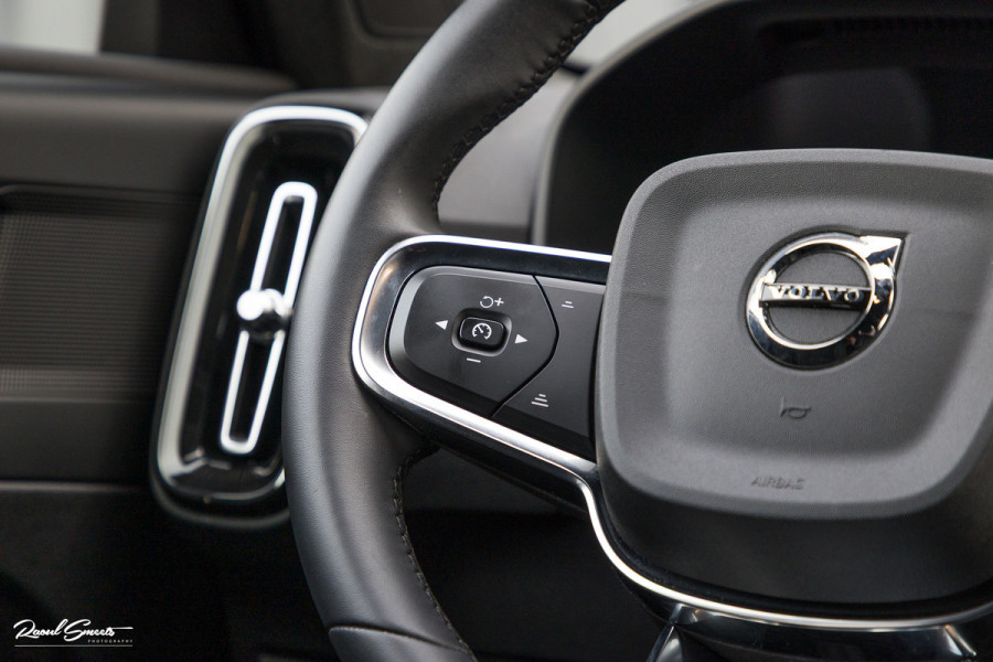 Volvo XC40 Recharge Twin Plus 82 kWh | Zwenkbare trekhaak | Adaptieve cruise | Blis | Full LED |