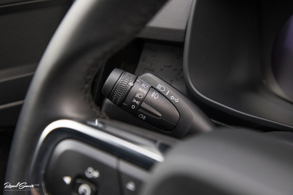 Volvo XC40 Recharge Twin Plus 82 kWh | Zwenkbare trekhaak | Adaptieve cruise | Blis | Full LED |