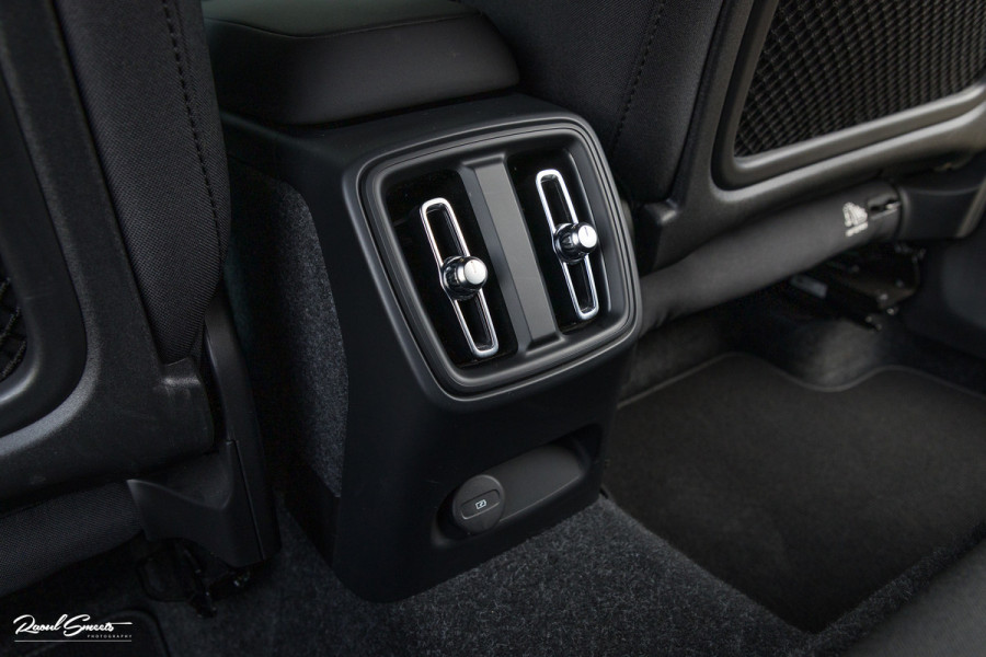 Volvo XC40 Recharge Twin Plus 82 kWh | Zwenkbare trekhaak | Adaptieve cruise | Blis | Full LED |