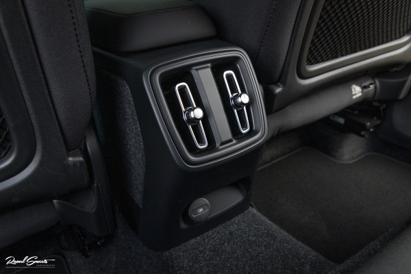 Volvo XC40 Recharge Twin Plus 82 kWh | Zwenkbare trekhaak | Adaptieve cruise | Blis | Full LED |