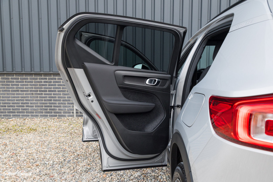 Volvo XC40 Recharge Twin Plus 82 kWh | Zwenkbare trekhaak | Adaptieve cruise | Blis | Full LED |