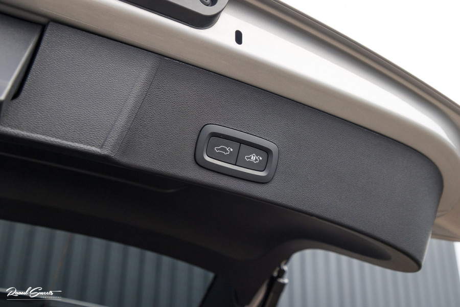 Volvo XC40 Recharge Twin Plus 82 kWh | Zwenkbare trekhaak | Adaptieve cruise | Blis | Full LED |