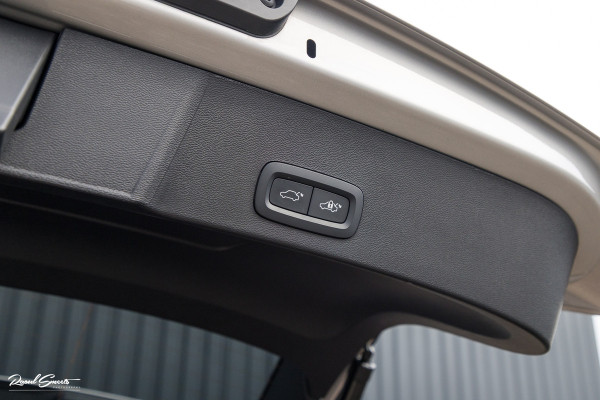 Volvo XC40 Recharge Twin Plus 82 kWh | Zwenkbare trekhaak | Adaptieve cruise | Blis | Full LED |