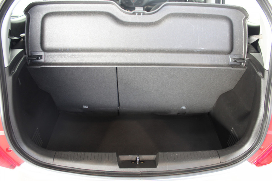 Opel KARL 1.0-75pk ecoFLEX Edition. Erg nette hoogzitter ! Slechts 59.000km ! Airco, parkeersensoren achter, cruise control, Bluetooth telefoonvoorbereidng, metallic lak etc.