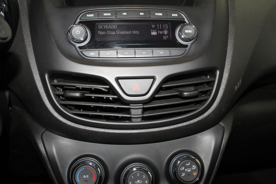 Opel KARL 1.0-75pk ecoFLEX Edition. Erg nette hoogzitter ! Slechts 59.000km ! Airco, parkeersensoren achter, cruise control, Bluetooth telefoonvoorbereidng, metallic lak etc.