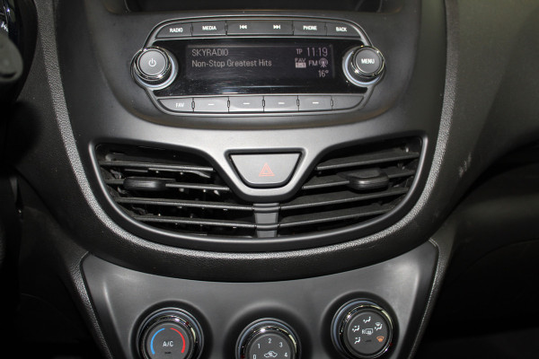 Opel KARL 1.0-75pk ecoFLEX Edition. Erg nette hoogzitter ! Slechts 59.000km ! Airco, parkeersensoren achter, cruise control, Bluetooth telefoonvoorbereidng, metallic lak etc.