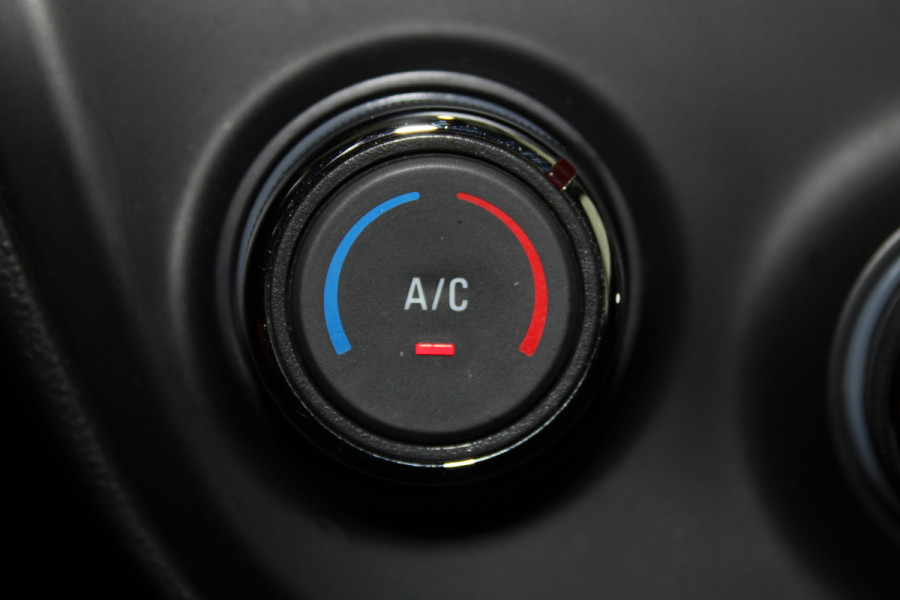 Opel KARL 1.0-75pk ecoFLEX Edition. Erg nette hoogzitter ! Slechts 59.000km ! Airco, parkeersensoren achter, cruise control, Bluetooth telefoonvoorbereidng, metallic lak etc.