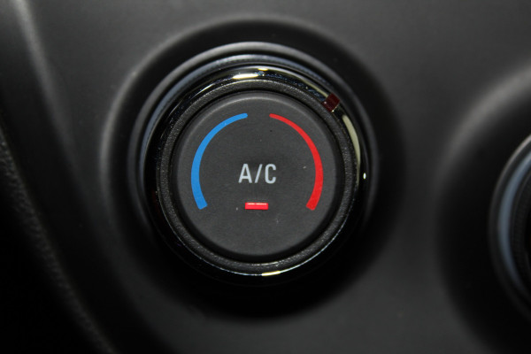 Opel KARL 1.0-75pk ecoFLEX Edition. Erg nette hoogzitter ! Slechts 59.000km ! Airco, parkeersensoren achter, cruise control, Bluetooth telefoonvoorbereidng, metallic lak etc.