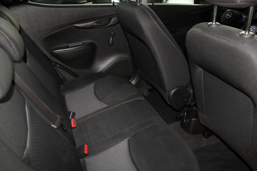 Opel KARL 1.0-75pk ecoFLEX Edition. Erg nette hoogzitter ! Slechts 59.000km ! Airco, parkeersensoren achter, cruise control, Bluetooth telefoonvoorbereidng, metallic lak etc.