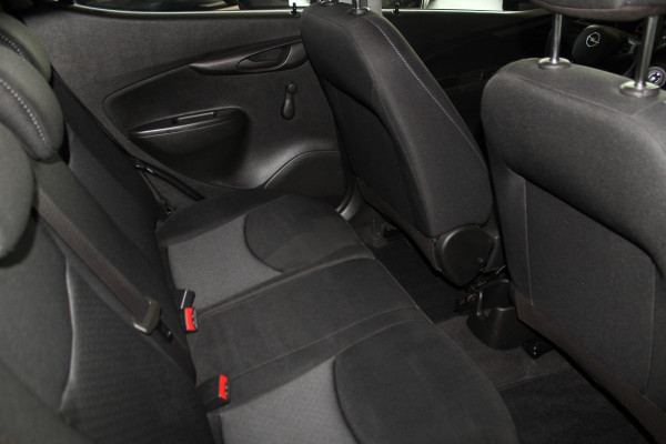 Opel KARL 1.0-75pk ecoFLEX Edition. Erg nette hoogzitter ! Slechts 59.000km ! Airco, parkeersensoren achter, cruise control, Bluetooth telefoonvoorbereidng, metallic lak etc.