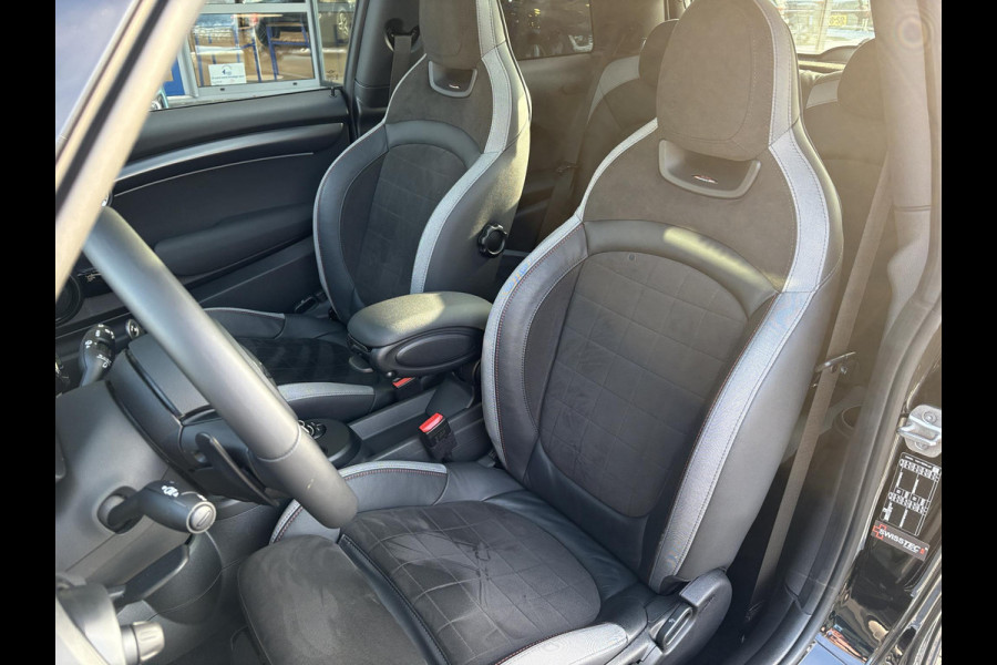 MINI Mini 2.0 John Cooper Works Essential 230pk | Panoramadak | Stoelverwarming |