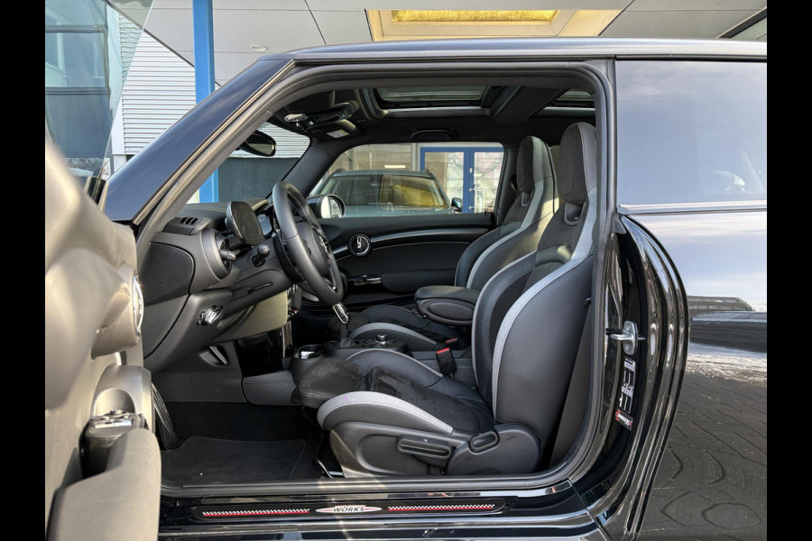 MINI Mini 2.0 John Cooper Works Essential 230pk | Panoramadak | Stoelverwarming |