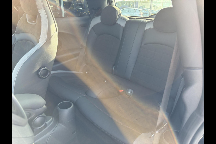 MINI Mini 2.0 John Cooper Works Essential 230pk | Panoramadak | Stoelverwarming |
