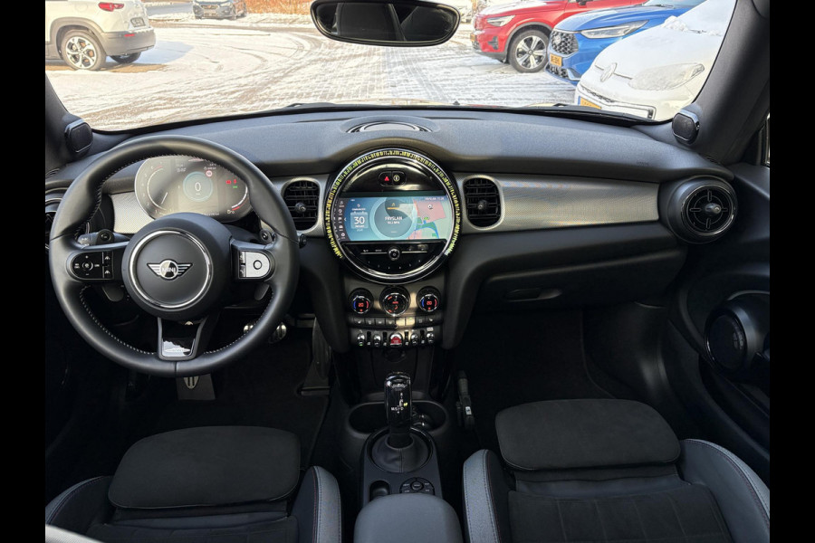 MINI Mini 2.0 John Cooper Works Essential 230pk | Panoramadak | Stoelverwarming |