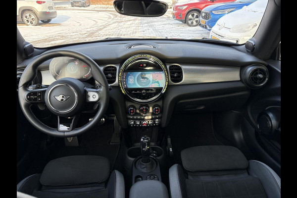 MINI Mini 2.0 John Cooper Works Essential 230pk | Panoramadak | Stoelverwarming |