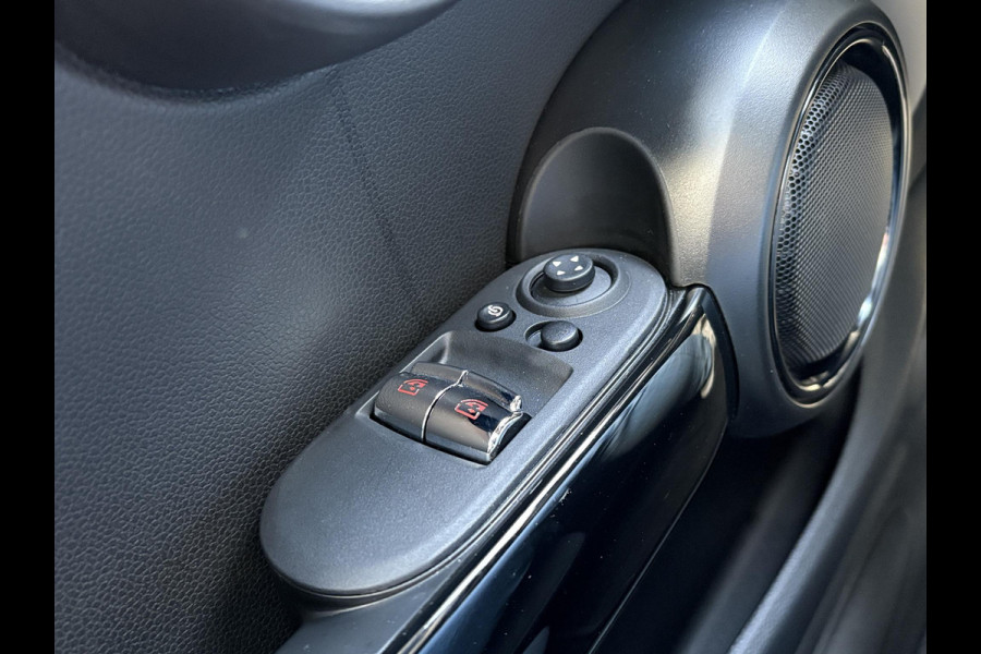 MINI Mini 2.0 John Cooper Works Essential 230pk | Panoramadak | Stoelverwarming |
