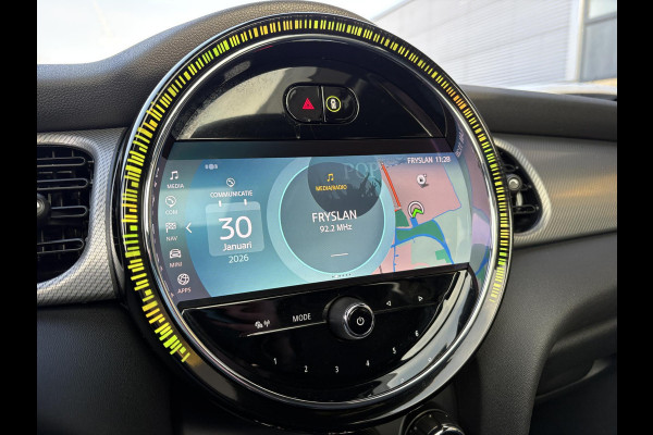 MINI Mini 2.0 John Cooper Works Essential 230pk | Panoramadak | Stoelverwarming |