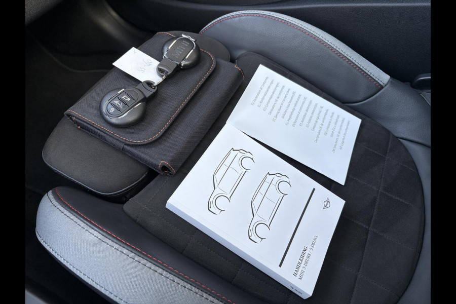 MINI Mini 2.0 John Cooper Works Essential 230pk | Panoramadak | Stoelverwarming |