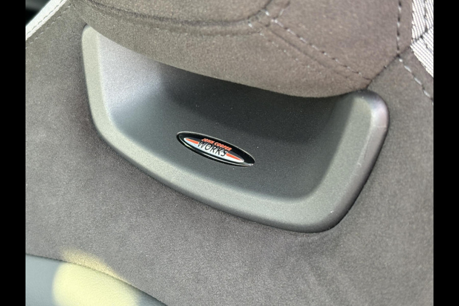 MINI Mini 2.0 John Cooper Works Essential 230pk | Panoramadak | Stoelverwarming |