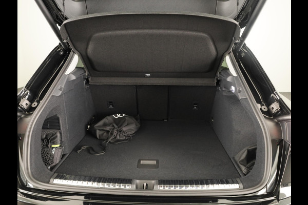 Audi Q3 Advanced edition e-hybrid 272 pk | Techniekpakket plus | Glazen panoramadak | Ambiente lichtpakket | Verwarmbaar stuurwiel |