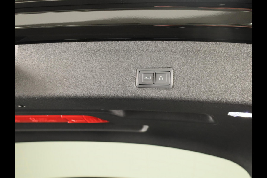 Audi Q3 Advanced edition e-hybrid 272 pk | Techniekpakket plus | Glazen panoramadak | Ambiente lichtpakket | Verwarmbaar stuurwiel |