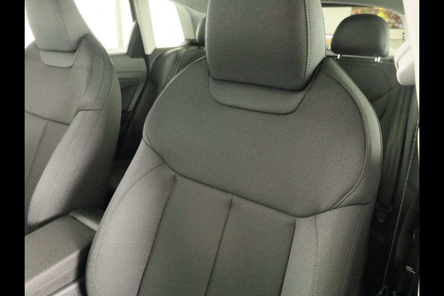 Audi Q3 Advanced edition e-hybrid 272 pk | Techniekpakket plus | Glazen panoramadak | Ambiente lichtpakket | Verwarmbaar stuurwiel |