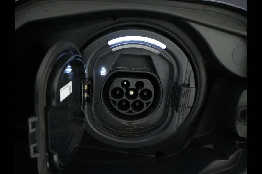 Mercedes-Benz E-Klasse Estate 300 e AMG Plug-In Hybride | AMG Styling | Trekhaak | Digital light | Keyless go | Distronic | Keyless go | Memory Pakket voorsteoelen. Inclusief 24 maanden MB Certified garantie voor Europa.