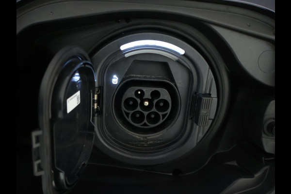 Mercedes-Benz E-Klasse Estate 300 e AMG Plug-In Hybride | AMG Styling | Trekhaak | Digital light | Keyless go | Distronic | Keyless go | Memory Pakket voorsteoelen. Inclusief 24 maanden MB Certified garantie voor Europa.