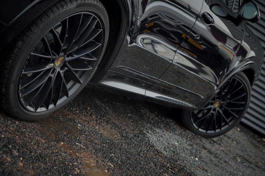 Porsche Cayenne 4.0 Turbo / PSCB / Pano / Burmester / Stoelklima / Trekhaak Elek