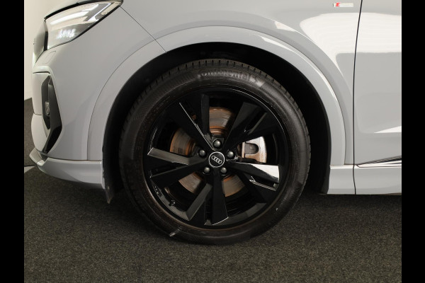 Audi Q4 e-tron 40 Launch edition S Competition 77 kWh 204 pk | SoH 97% | Navigatie | Warmtepomp | Parkeersensoren | Achteruitrijcamera | Stoelverwarming | S-Line |