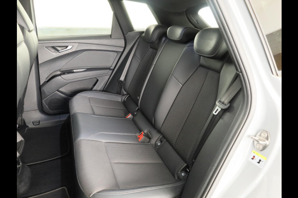 Audi Q4 e-tron 40 Launch edition S Competition 77 kWh 204 pk | SoH 97% | Navigatie | Warmtepomp | Parkeersensoren | Achteruitrijcamera | Stoelverwarming | S-Line |