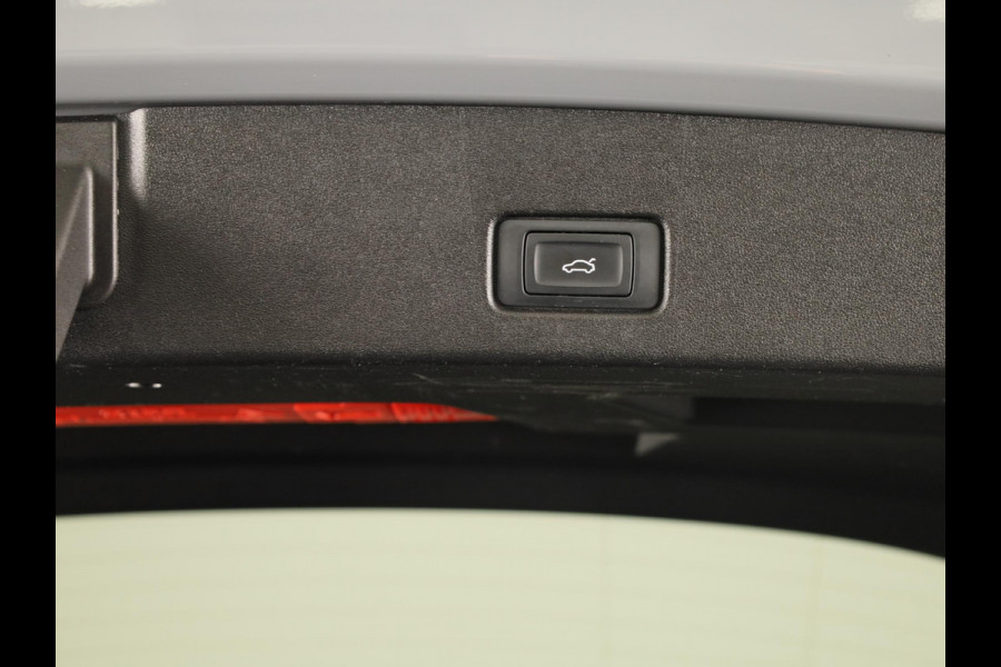 Audi Q4 e-tron 40 Launch edition S Competition 77 kWh 204 pk | SoH 97% | Navigatie | Warmtepomp | Parkeersensoren | Achteruitrijcamera | Stoelverwarming | S-Line |