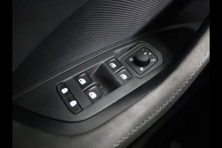 Škoda Kodiaq 1.5 TSI PHEV Sportline Business 204 pk Automaat (DSG) | Verlengde garantie | Navigatie | Panoramadak | Trekhaak (wegklapbaar) | Parkeersensoren | Achteruitrijcamera | Stoelverwarming v/a |