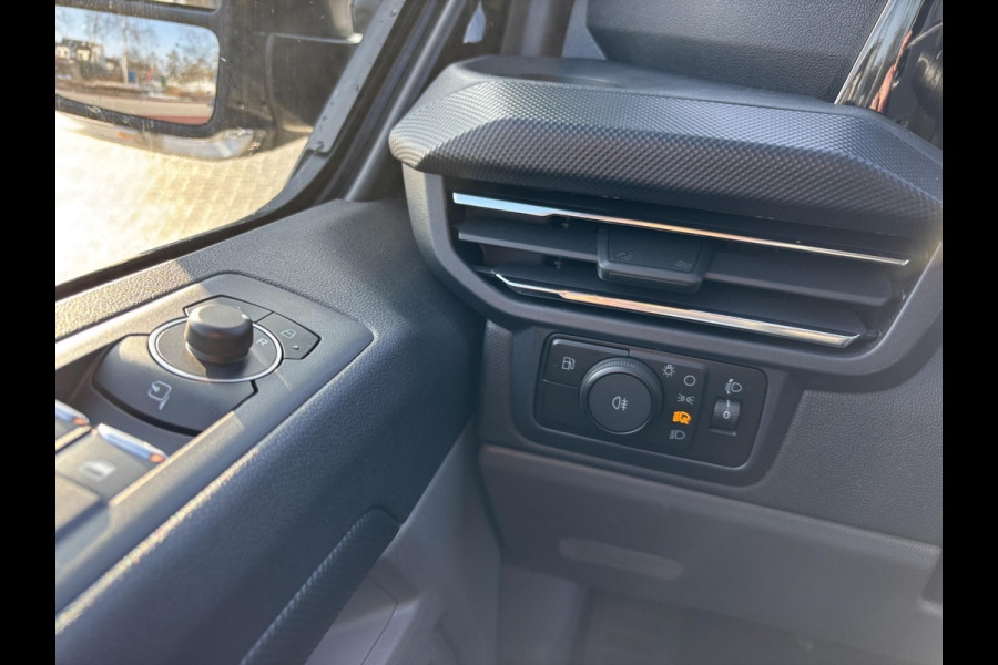 Ford Transit Custom 340 2.5 PHEV L2H1 Limited | SCI | 233pk | Kombi | Incl. BTW/BPM | Dubbele zijschuifdeur | Privacy Glass | Inklapbare trekhaak | 17 inch lichtmetalen velgen | Driver Assistance Pack Premium | Verwarmbaar stuurwiel