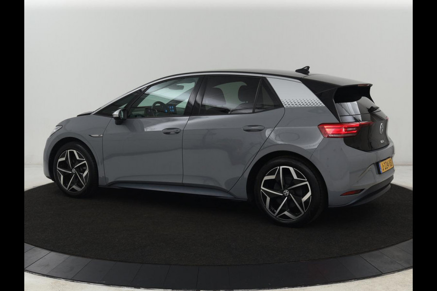 Volkswagen ID.3 First Plus 58 kWh | Trekhaak | Stoel & stuurverwarming | Camera | Adaptive cruise | Sfeerverlichting | Carplay | Matrix LED | Parkeerhulp | Climate control