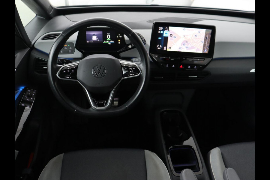 Volkswagen ID.3 First Plus 58 kWh | Trekhaak | Stoel & stuurverwarming | Camera | Adaptive cruise | Sfeerverlichting | Carplay | Matrix LED | Parkeerhulp | Climate control