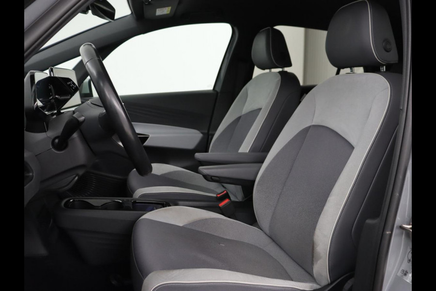 Volkswagen ID.3 First Plus 58 kWh | Trekhaak | Stoel & stuurverwarming | Camera | Adaptive cruise | Sfeerverlichting | Carplay | Matrix LED | Parkeerhulp | Climate control
