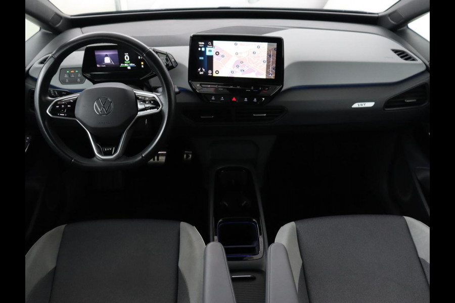 Volkswagen ID.3 First Plus 58 kWh | Trekhaak | Stoel & stuurverwarming | Camera | Adaptive cruise | Sfeerverlichting | Carplay | Matrix LED | Parkeerhulp | Climate control