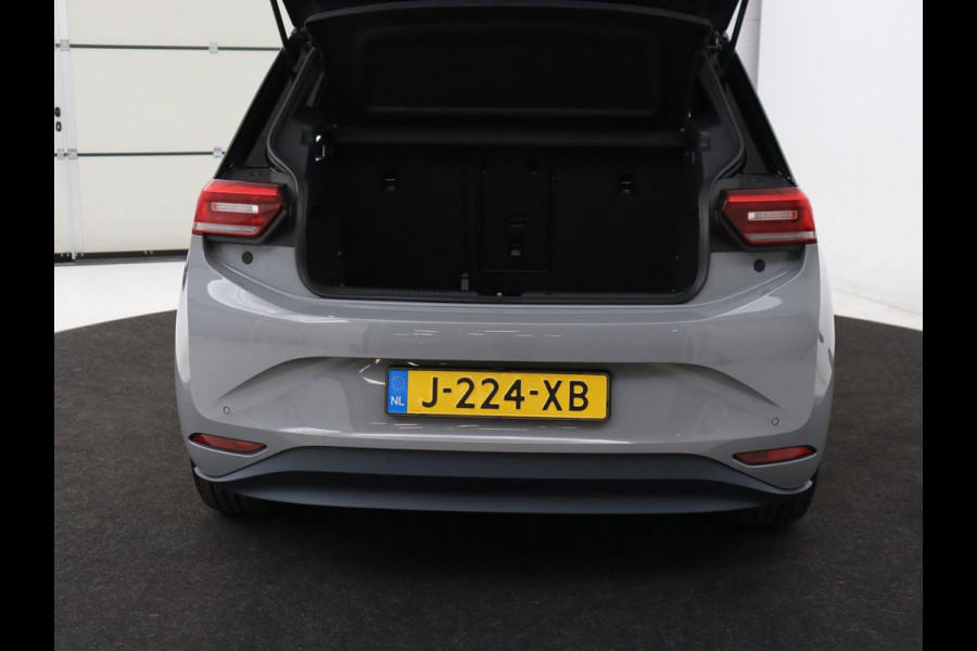 Volkswagen ID.3 First Plus 58 kWh | Trekhaak | Stoel & stuurverwarming | Camera | Adaptive cruise | Sfeerverlichting | Carplay | Matrix LED | Parkeerhulp | Climate control