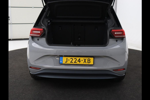 Volkswagen ID.3 First Plus 58 kWh | Trekhaak | Stoel & stuurverwarming | Camera | Adaptive cruise | Sfeerverlichting | Carplay | Matrix LED | Parkeerhulp | Climate control