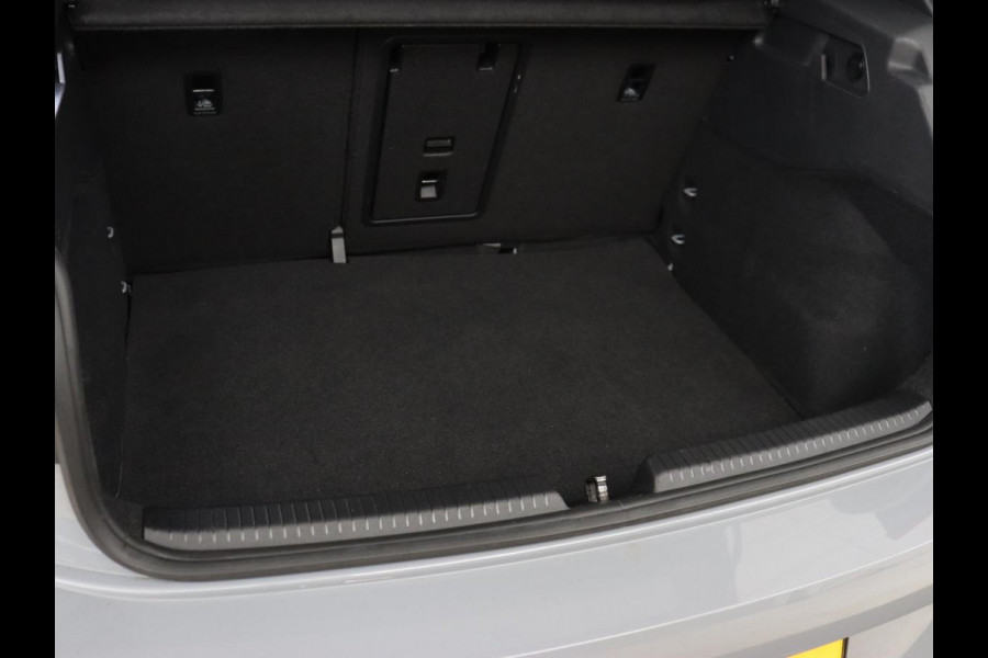 Volkswagen ID.3 First Plus 58 kWh | Trekhaak | Stoel & stuurverwarming | Camera | Adaptive cruise | Sfeerverlichting | Carplay | Matrix LED | Parkeerhulp | Climate control