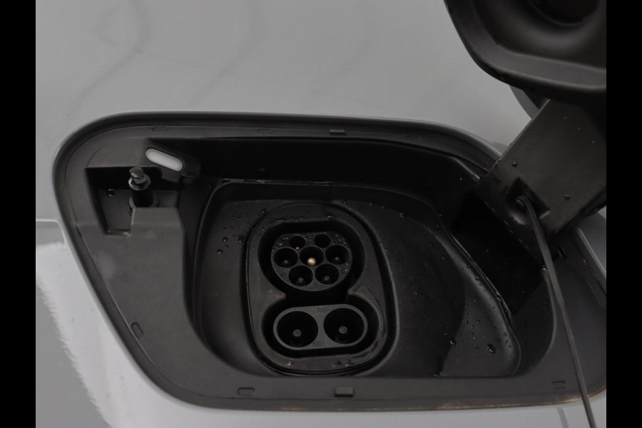 Volkswagen ID.3 First Plus 58 kWh | Trekhaak | Stoel & stuurverwarming | Camera | Adaptive cruise | Sfeerverlichting | Carplay | Matrix LED | Parkeerhulp | Climate control