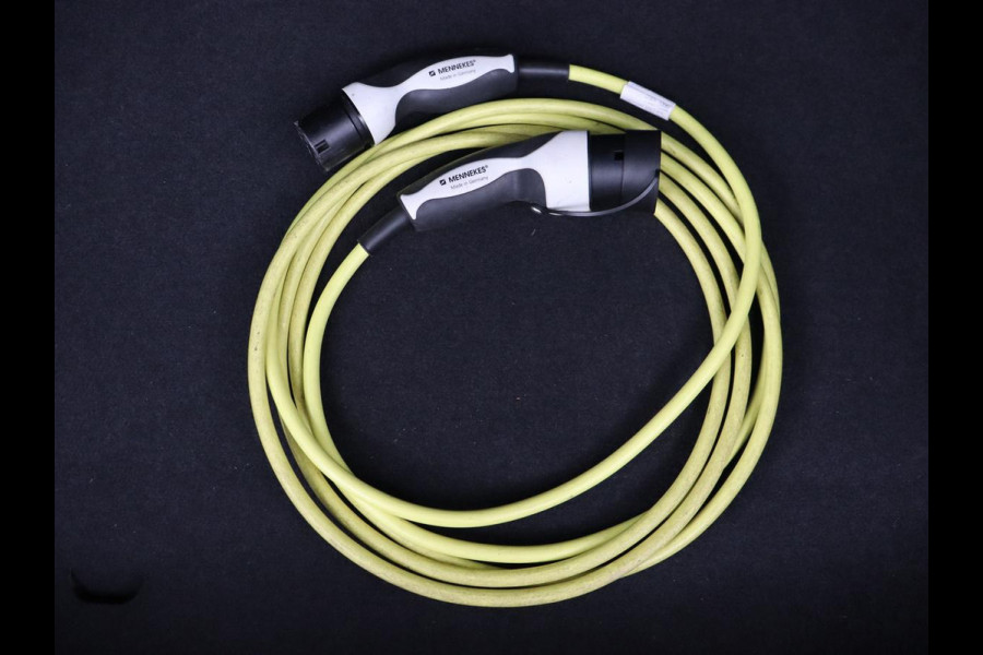 Volkswagen ID.3 First Plus 58 kWh | Trekhaak | Stoel & stuurverwarming | Camera | Adaptive cruise | Sfeerverlichting | Carplay | Matrix LED | Parkeerhulp | Climate control