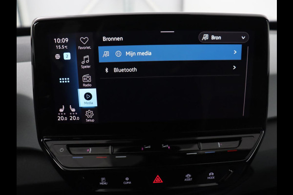 Volkswagen ID.3 First Plus 58 kWh | Trekhaak | Stoel & stuurverwarming | Camera | Adaptive cruise | Sfeerverlichting | Carplay | Matrix LED | Parkeerhulp | Climate control