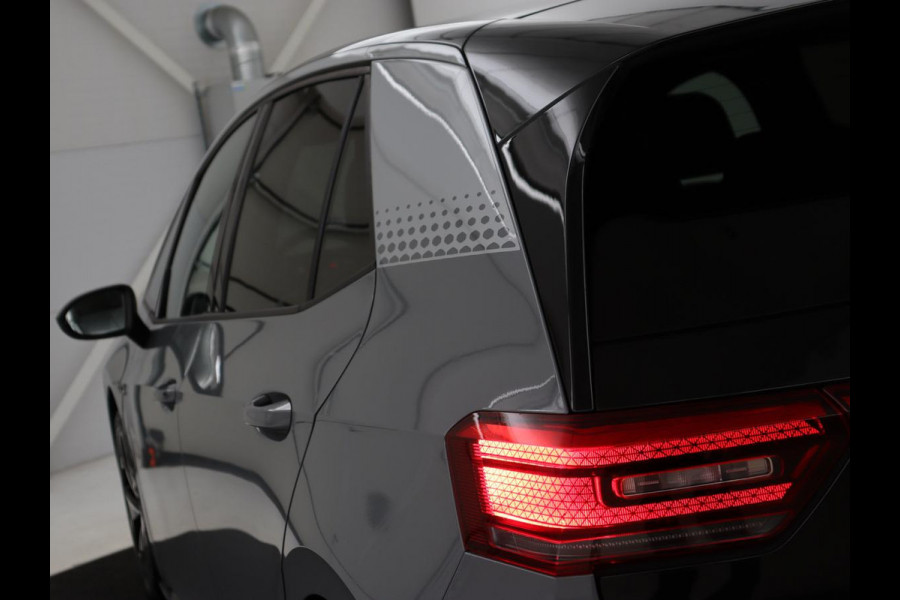 Volkswagen ID.3 First Plus 58 kWh | Trekhaak | Stoel & stuurverwarming | Camera | Adaptive cruise | Sfeerverlichting | Carplay | Matrix LED | Parkeerhulp | Climate control