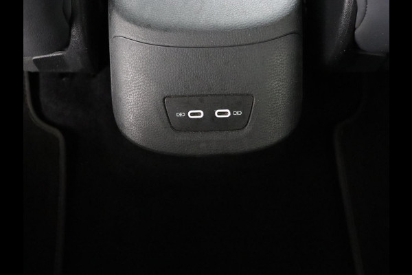 Volkswagen ID.3 First Plus 58 kWh | Trekhaak | Stoel & stuurverwarming | Camera | Adaptive cruise | Sfeerverlichting | Carplay | Matrix LED | Parkeerhulp | Climate control