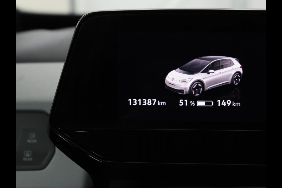 Volkswagen ID.3 First Plus 58 kWh | Trekhaak | Stoel & stuurverwarming | Camera | Adaptive cruise | Sfeerverlichting | Carplay | Matrix LED | Parkeerhulp | Climate control