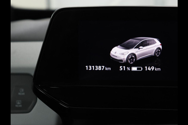 Volkswagen ID.3 First Plus 58 kWh | Trekhaak | Stoel & stuurverwarming | Camera | Adaptive cruise | Sfeerverlichting | Carplay | Matrix LED | Parkeerhulp | Climate control